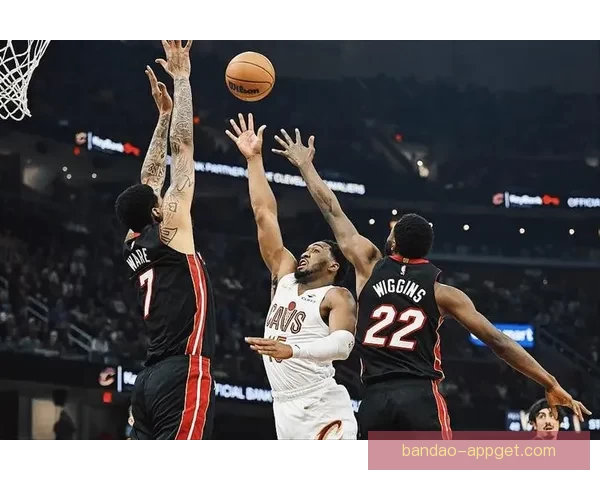 骑士主帅称赞球队拼搏精神 热火角色球员关键时刻投篮制胜 骑士主帅称赞球队拼搏精神 热火角色球员关键时刻投篮制胜