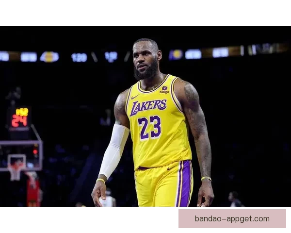 詹姆斯本赛季85次扣篮超前两季获赞退役后应拿五千万年薪